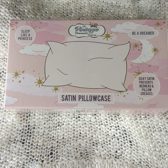 GlossyBox Barbie Cleanser&Box/Hydrating Mist&Vintage Cosmetic Satin Pillowcase - Picture 3 of 16